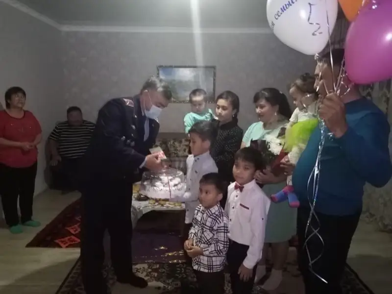 Polıtsııa departamentiniń bastyǵy jas otbasylardy quttyqtady - Aqmola oblysy