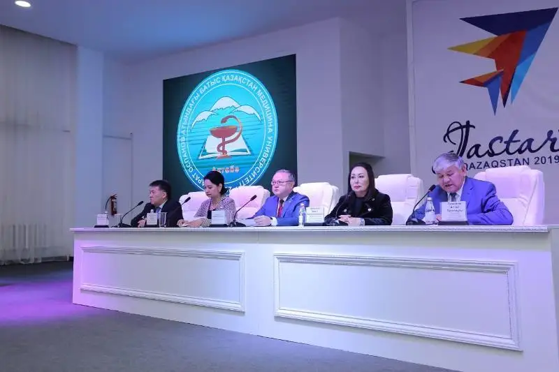 Aqtóbede Májilistiń tuńǵysh tóraǵasy Marat Ospanovqa arnalǵan konferentsııa ótti