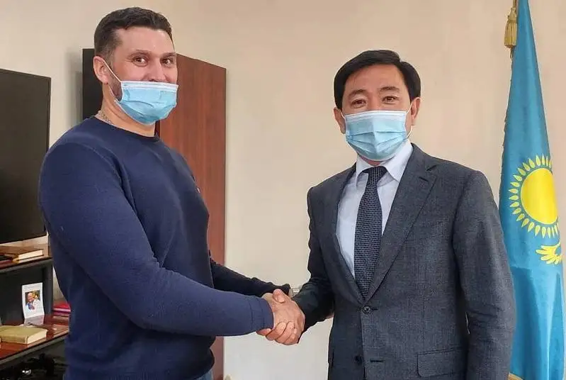 «Osy sóziń úshin jaýap beresiń»: Óskemen ákimi jeli qoldanýshysymen kelisimge keldi