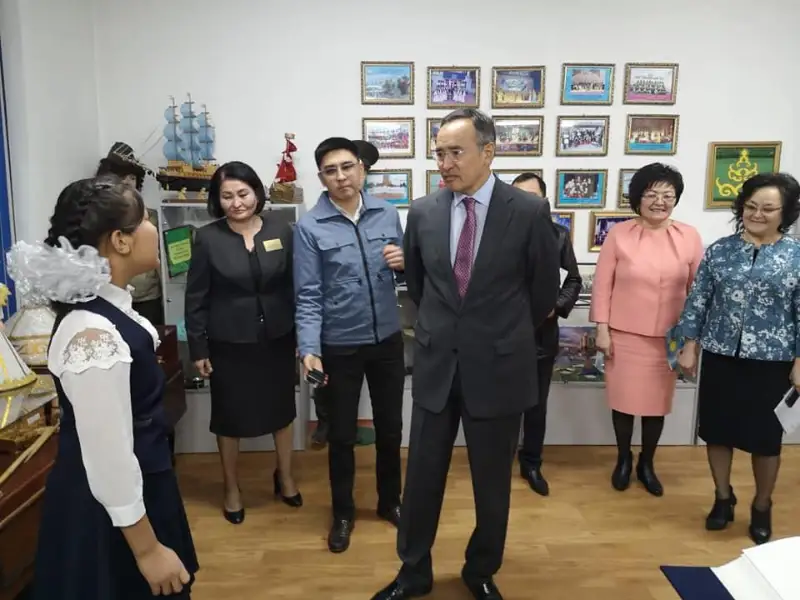 Asqar Myrzahmetov mektep-ınternat tárbıelenýshileriniń tilekterin oryndamaq