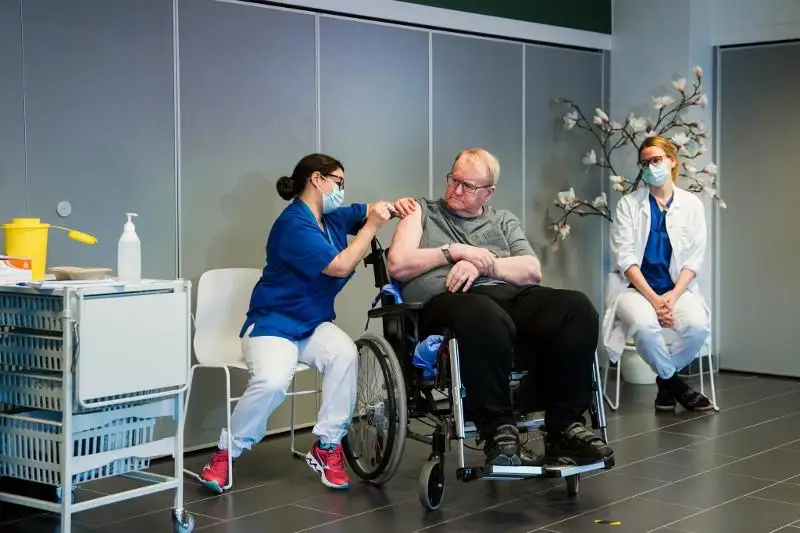 Начало вакцинации от CОVID – 19 сравнили с днем освобождения и высадкой первого человека на Луну