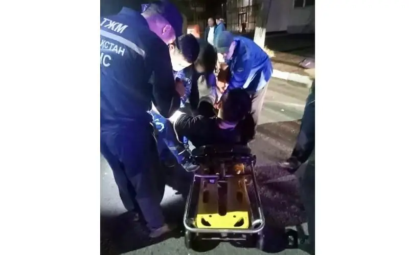 Petropavlda qutqarýshylar qıraǵan kóliktiń esigin kesip júrgizýshini alyp shyqty