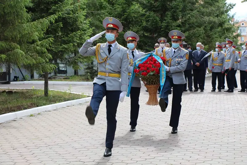 Elordada kólik polıtseıleri qyzmettik mindetterin oryndaý kezinde qaza tapqan áriptesterin eske aldy