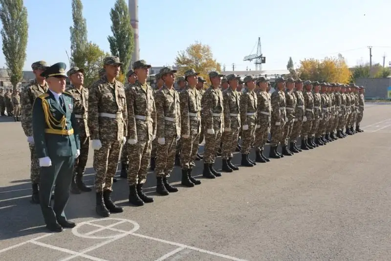 Áskerı boryshyn ótegen 1 myńnan astam sarbaz úılerine oraldy
