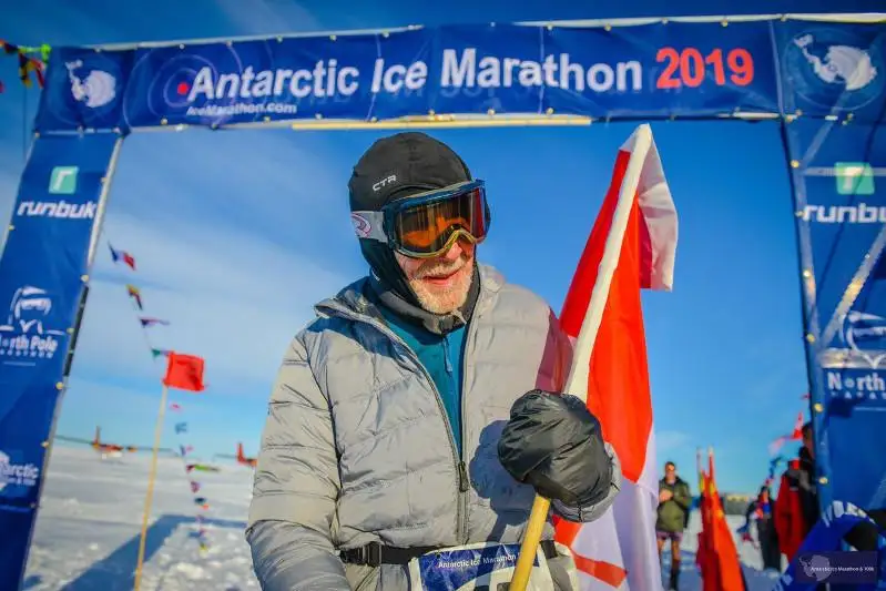 84 jastaǵy kanadalyq Antarktıda muz marafonyn 12 saǵattyń ishinde júgirip ótti