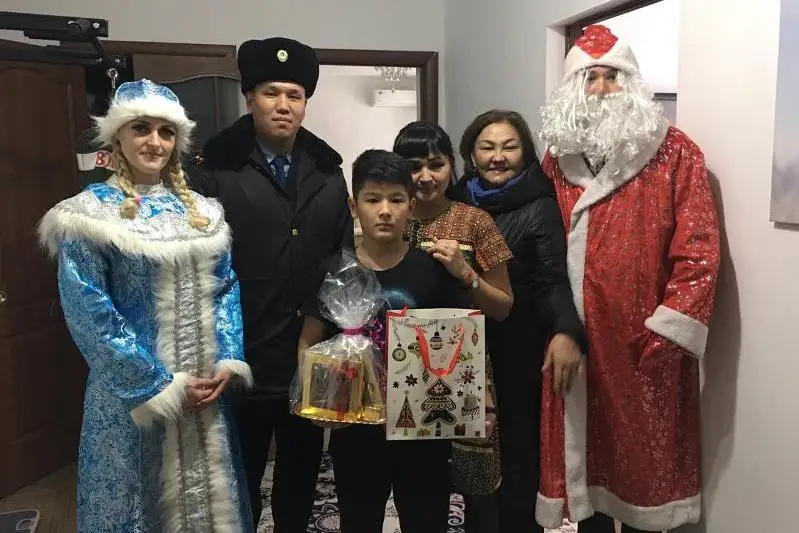 Ақтөбелік полицейлер қызметте қаза болған әріптестерінің балаларын құттықтады