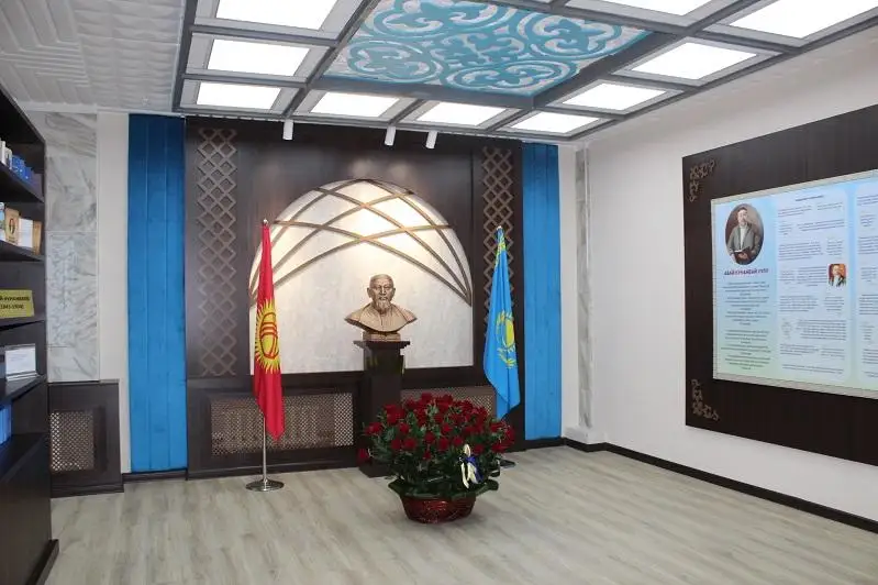 Bishkekte Abaı atyndaǵy mádenı ortalyq ashylyp, uly aqynnyń bıýsti ornatyldy