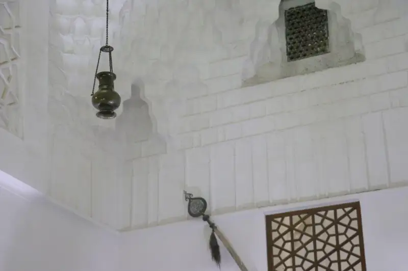 ıAsaýı kesenesindegi ortaǵasyrlyq aspaly shyraǵdan tarıhı tuǵyryna ornatyldy