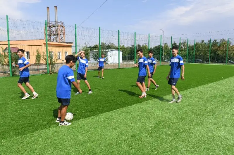 Almatyda mektepter janyndaǵy 73 fýtbol alańy jańartyldy