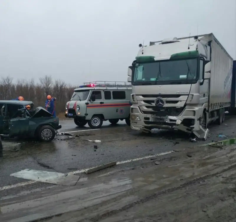 Batys Qazaqstanda jol apatynan bir adam kóz jumdy