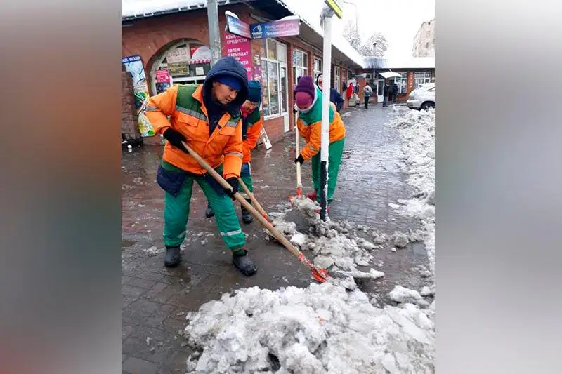 Shymkenttiń kóshelerin 123 arnaıy tehnıka qardan tazartýda