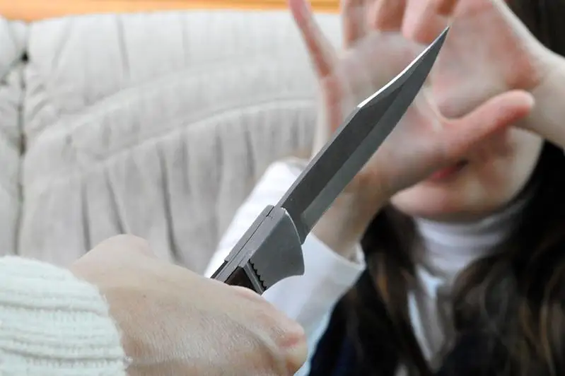 Oral turǵyny áıelin tutqynǵa aldy: polıtsııa kelissóz júrgizip jatyr