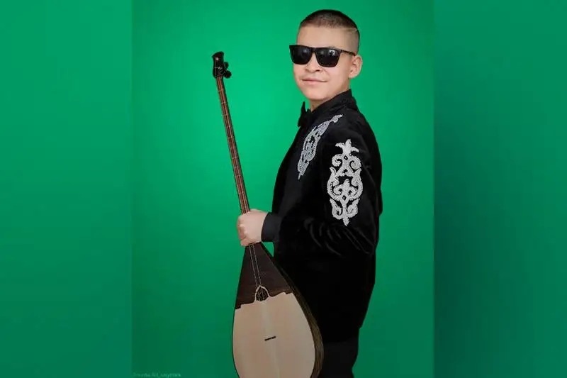 Kózi nashar kóretin qaraǵandylyq dombyrashy bala halyqaralyq festıvalde bas júlde aldy