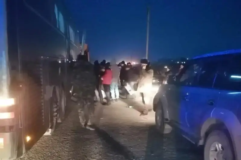 Elordadan Shymkentke bara jatqan avtobýstaǵy 37 jolaýshy jolda qalyp qoıdy