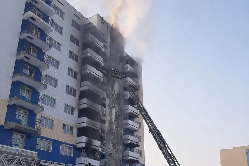 Semeıde salynyp jatqan kópqabatty úıden órt shyqty