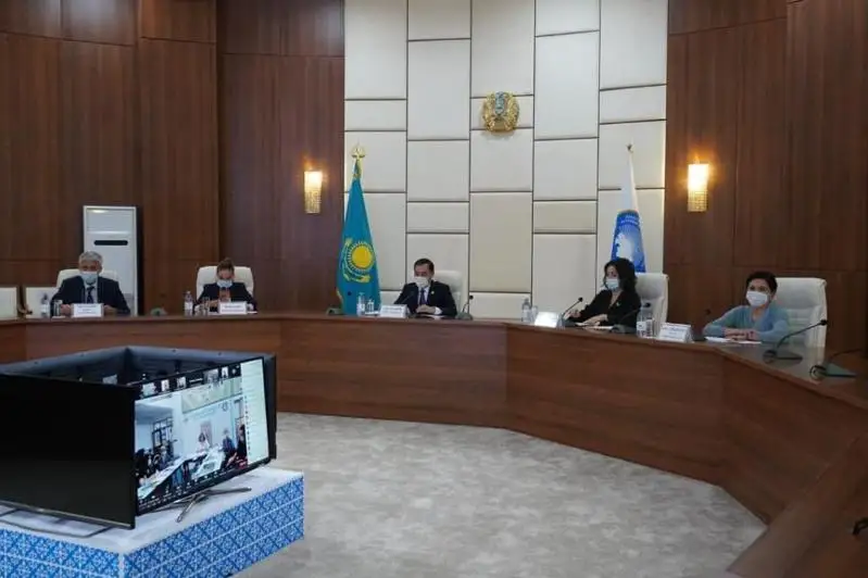 Qazaqstan halqynyń tilder kúnine arnalǵan onlaın-dóńgelek ústel ótti