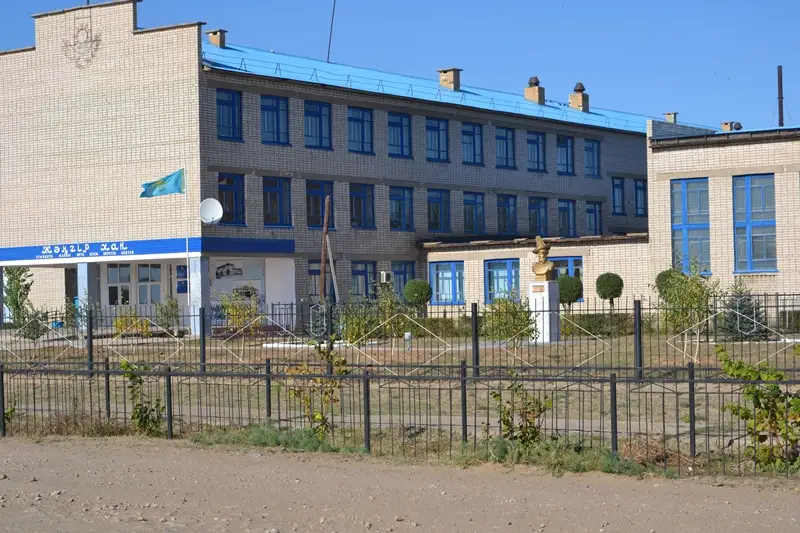 Жеке суретке зәр сипап жатқан қыздар