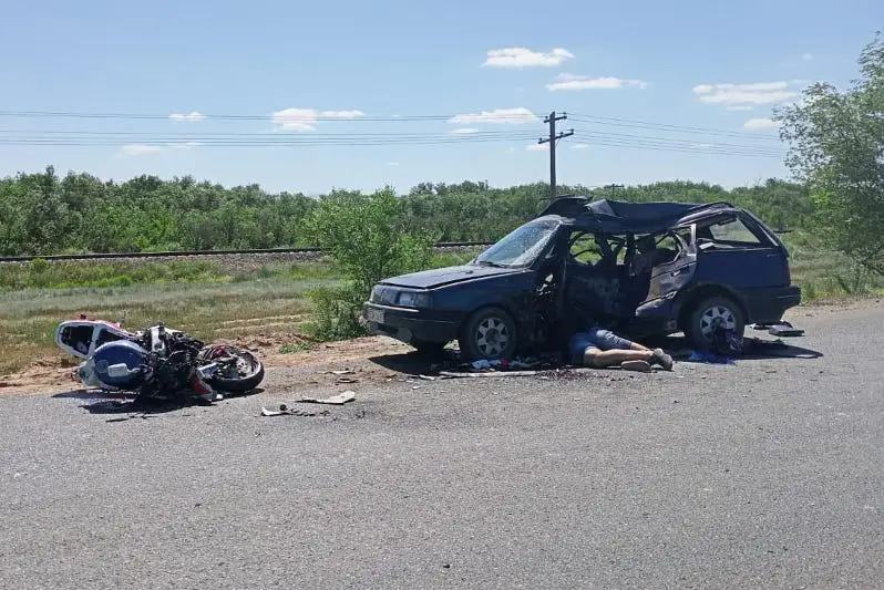 Оралда автокөлік пен мотоцикл түйісіп, екі жүргізуші қаза тапты