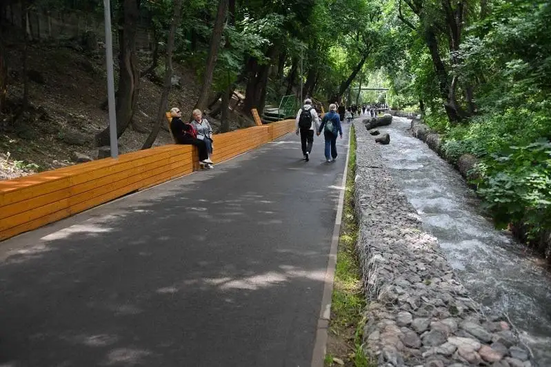 Kishi Almaty ózeni boıyndaǵy jaıaý júrginshiler joly abattandyrylyp jatyr