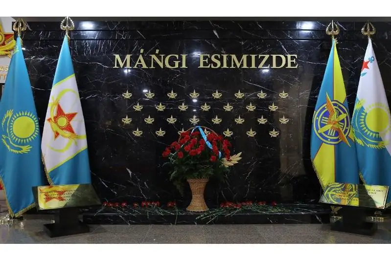 Qorǵanys mınıstrliginde qaza bolǵan áskerı qyzmetshilerge memorıal ashyldy