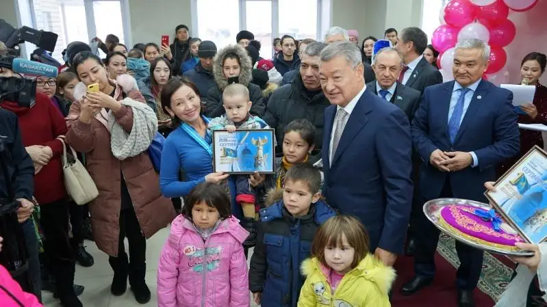 Semeıde balalar úıiniń túlekteri men kópbalaly otbasylar baspana aldy
