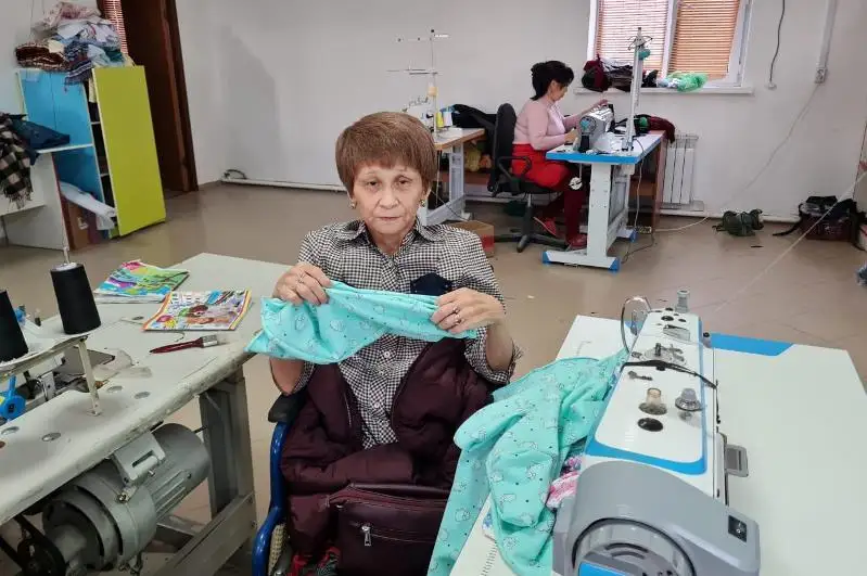 Атырауда мүмкіндігі шектеулі әйел балалар киімін тігетін шеберхана ашты