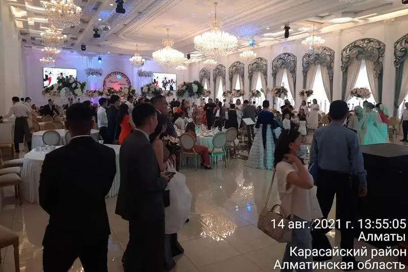 Tekserýshiler Qaskeleńdegi úılený toıyn toqtatty