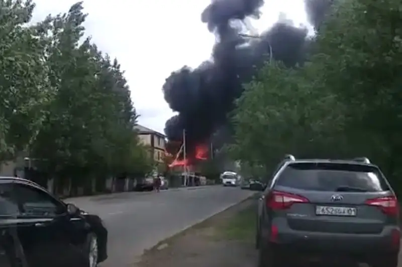 Nur-Sultanda kottedj órtenip, eki adam qutqaryldy