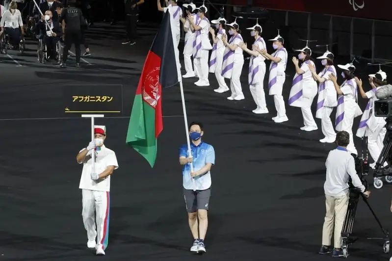 Paralımpıadalyq oıyndardyń ashylý saltanatynda Aýǵanstan týyn eriktiler alyp júrdi
