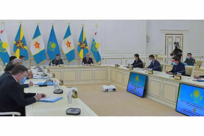 Prezıdent áskerı qurylymdardaǵy ıdeologııalyq jumystardyń tujyrymdamasyn ázirleýdi tapsyrdy
