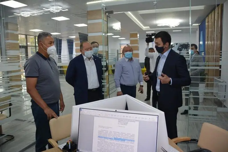 Depýtattar Azat Perýashev pen Berik Dúısenbınov Shymkenttegi  Antikor ortalyǵymen tanysty