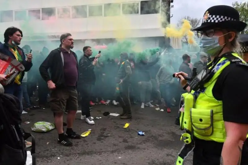 Fýtbol: «Manchester ıÝnaıtedtiń» jankúıerleri «Lıverpýlmen» ótetin matchty boldyrmaı tastady