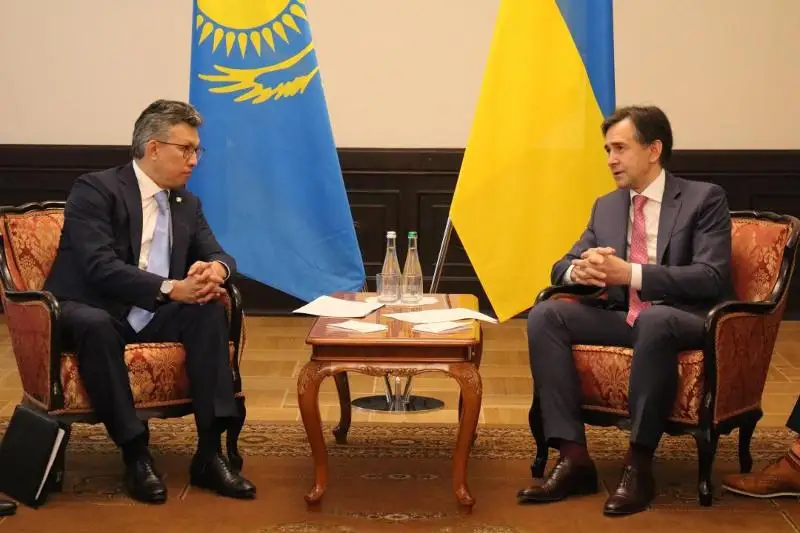 Nur-Sultan men Kıev yntymaqtastyqty arttyrý joldaryn talqylady