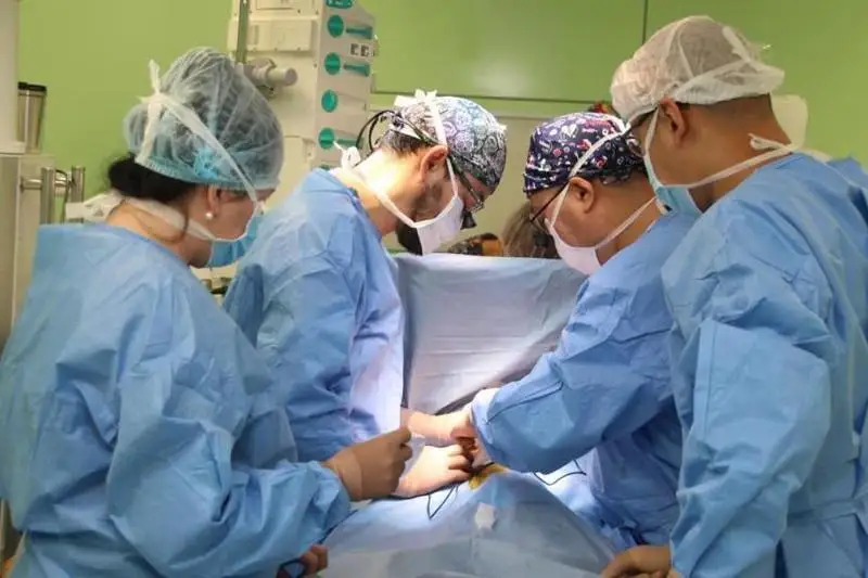 Qaraǵandynyń kardıo ortalyǵynda úsh aılyq balanyń júregine kúrdeli operatsııa jasaldy