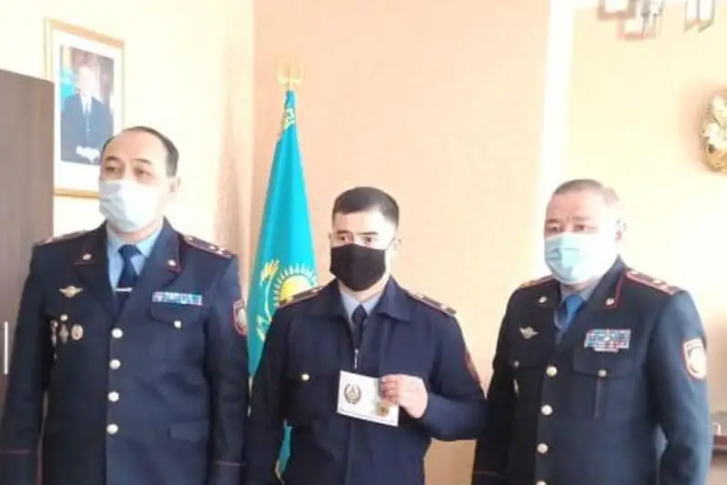 Qostanaılyq polıtseıler koronavırýstan kóz jumǵan áriptesiniń ulyna medal tapsyrdy