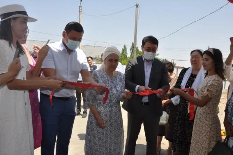 Jambylda erikti jastar muqtaj otbasyna úı salyp berdi