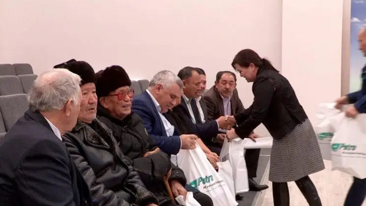 Shymkenttiń munaı óńdeý zaýyty muqtaj jandarǵa qaıyrymdylyq sharasyn ótkizdi