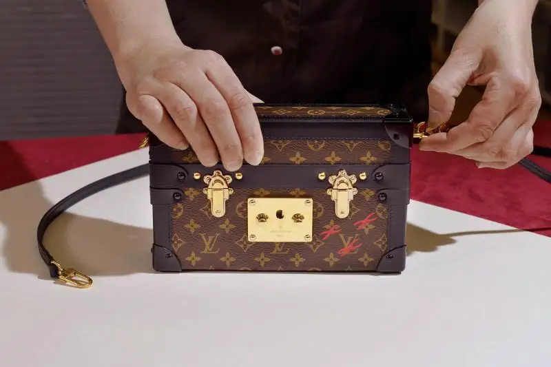 Almatyda «Louis Vuitton» brendimen jalǵan sómkeler jasalǵan