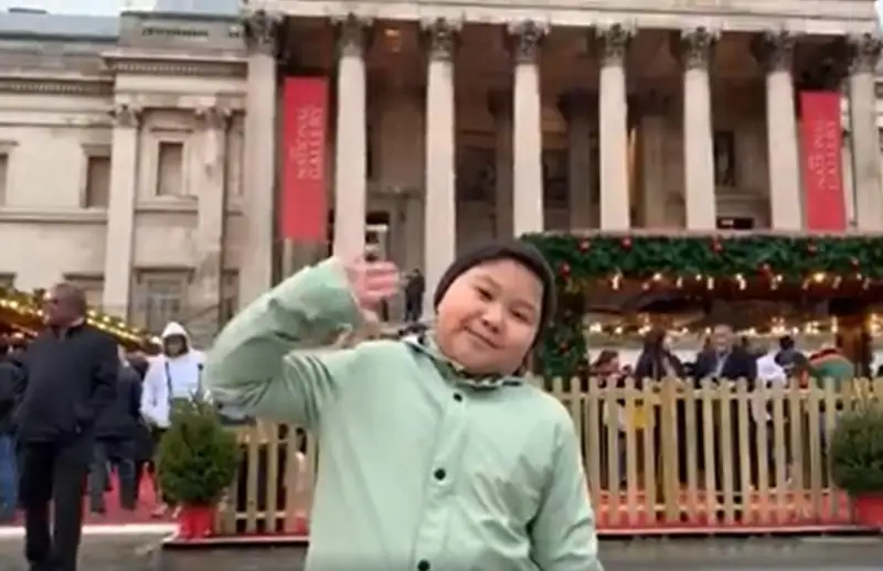 Londonnan sálem: Erjan Maksım men ulybrıtanııalyqtar qazaqstandyqtarǵa vıdeo joldady