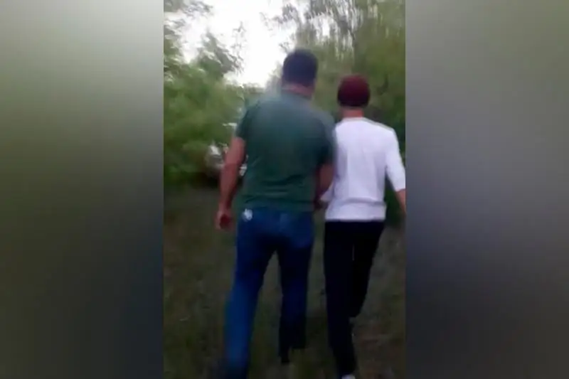 Elorda turǵyny ıesiz turǵan kólikti aıdap áketip, butalardyń arasyna jasyryp qoıǵan