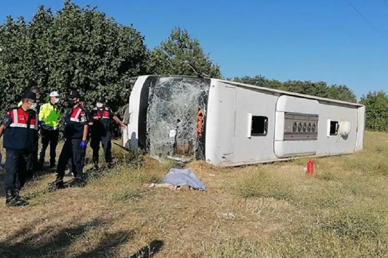 Túrkııada eki avtobýs soqtyǵysyp, 30 adam jaraqat aldy