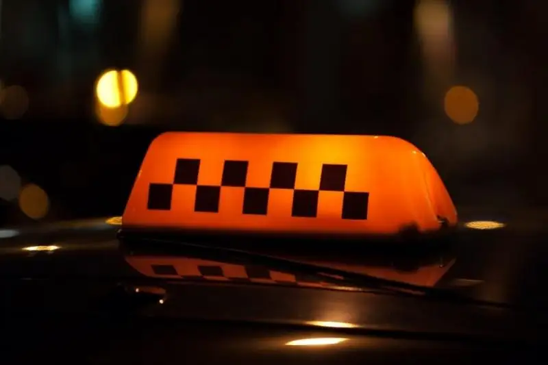 Almaty oblysynda jolaýshy áıeldi  óltirgen taksıst 16 jylǵa sottaldy