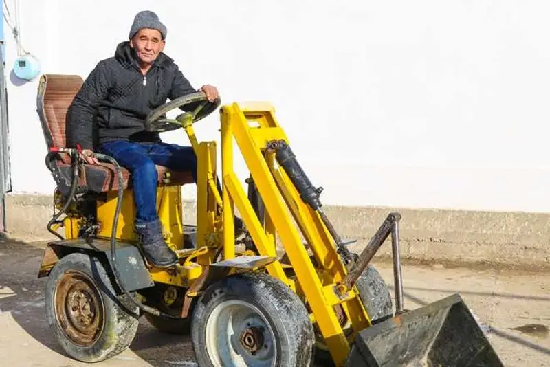 Qyzylordalyq ónertapqysh júk tıegish traktor qurastyrdy