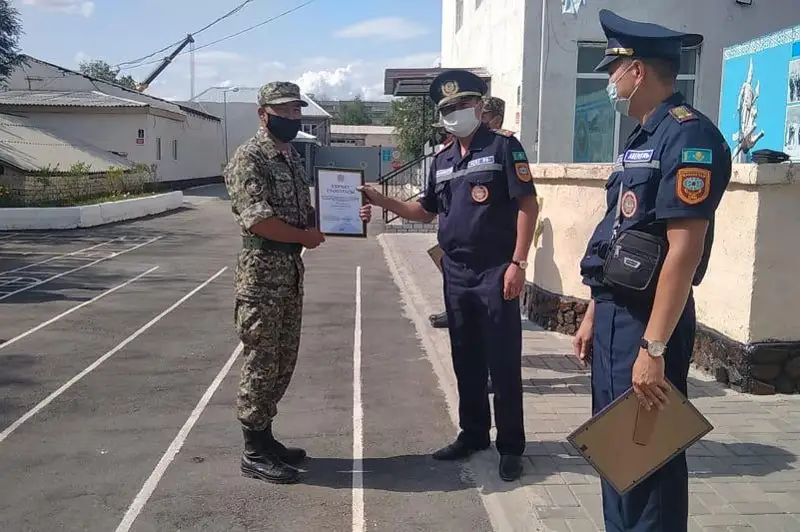 Semeıde sýǵa batyp bara jatqan jasóspirimdi qutqarǵan áskerıler marapattaldy