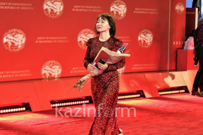 Álemdik jáne qazaqstandyq kınojuldyzdar Tashkent halyqaralyq kınofestıvaliniń ashylýyna qatysty