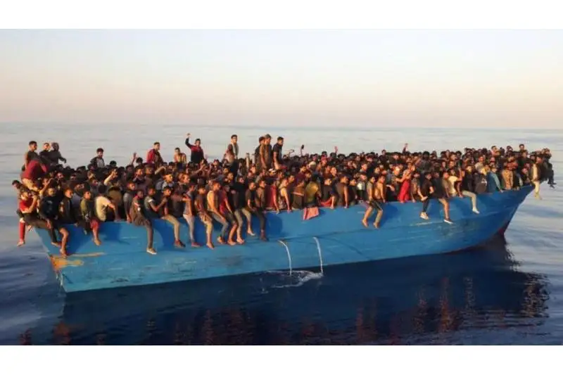 Italııanyń jaǵalaý kúzeti 500 mıgrant otyrǵan balyqshy qaıyǵyn tapty