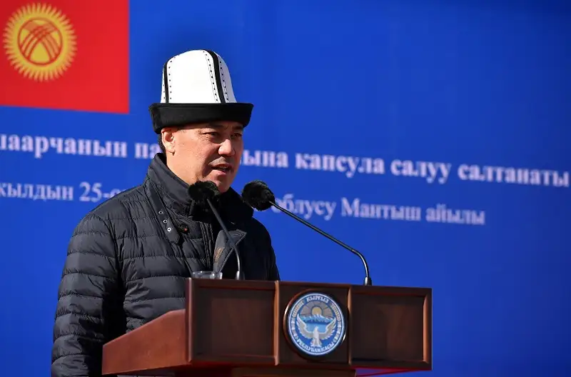 Sadyr Japarov qyzmetinen ketip, saılaýǵa qatysady