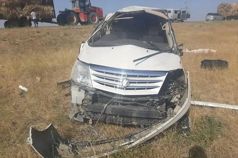 Qostanaı oblysynda kóligi aýdarylǵan áıel júrgizýshi kóz jumdy