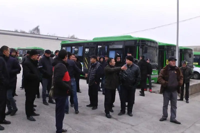 Shymkentte júrgizýshiler men kondýktorlar narazylyq bildirip, jumysqa shyqpaı qoıdy