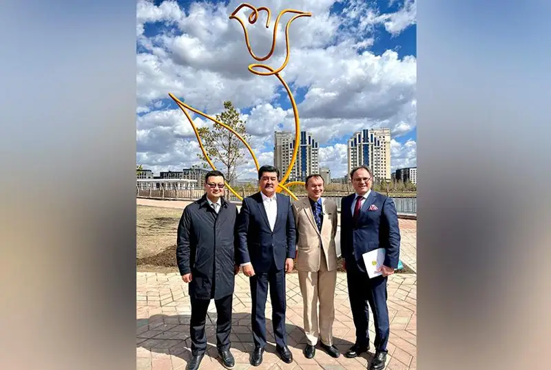 Подаренную Нидерландами скульптуру «Тюльпан» открыли в Ботаническом саду в Астане